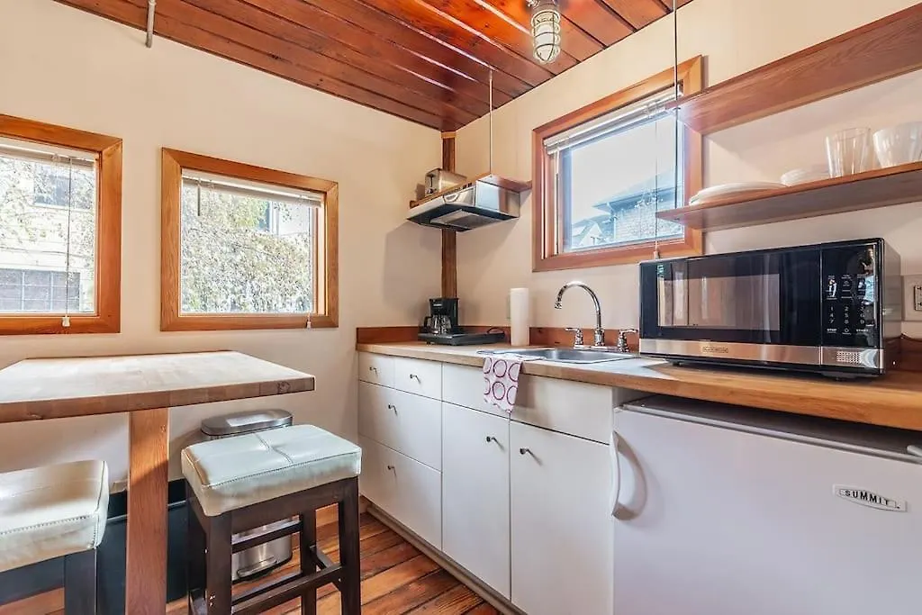 Charming Two-Level Retreat In Capitol Hill - Foxglove Inn-1